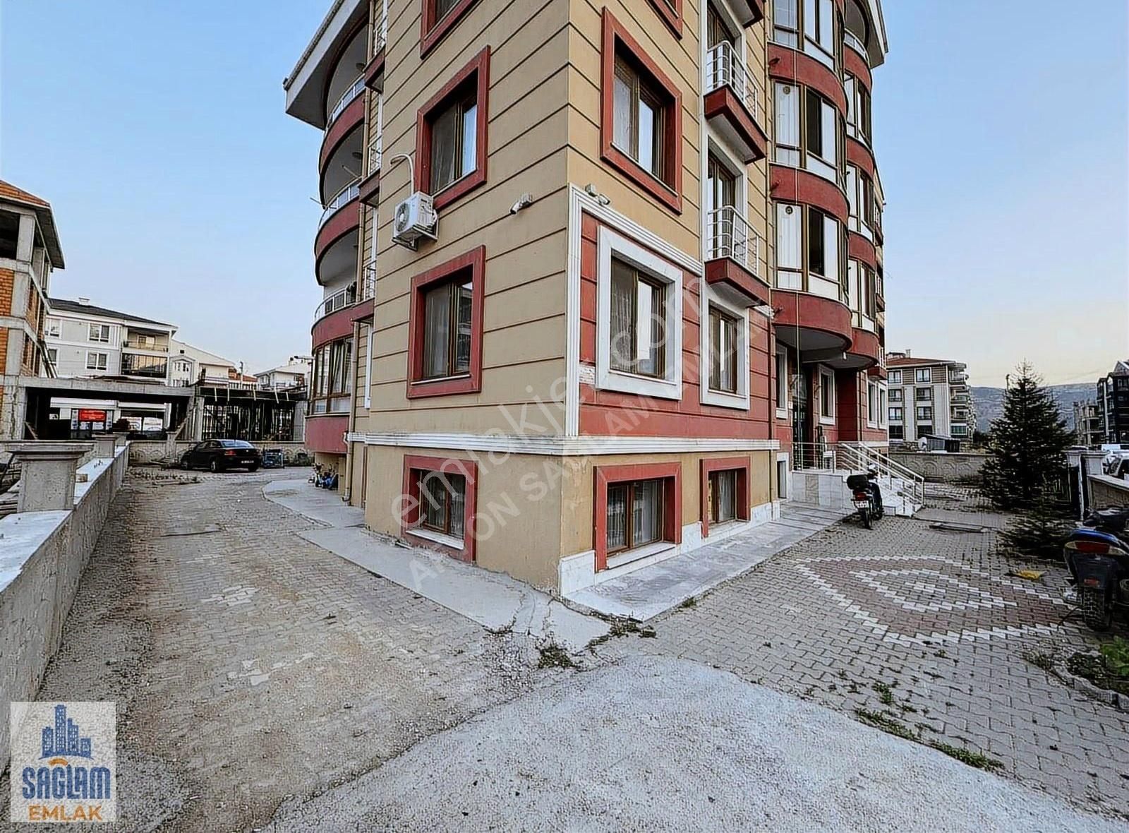 Sağlam Emlaktan Uydukentte Kiralık Eşyalı 3+1 Bahçe Katı Daire