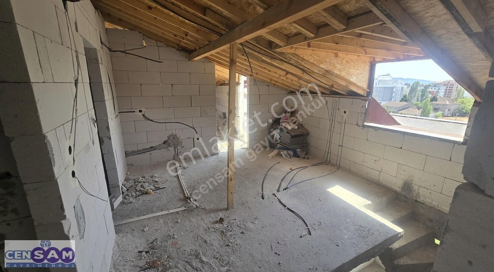 Sultanbeyli'de 180 M2 Cadde Cephe Geniş Kullanımlı Üst Dubleks