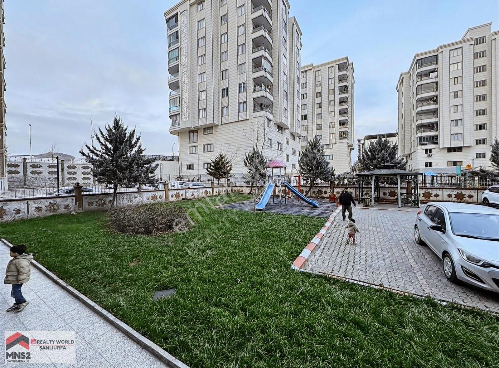 Mns2 Talip'den Karşıyaka'da Site İçerisinde 5 Odalı Ara Kat
