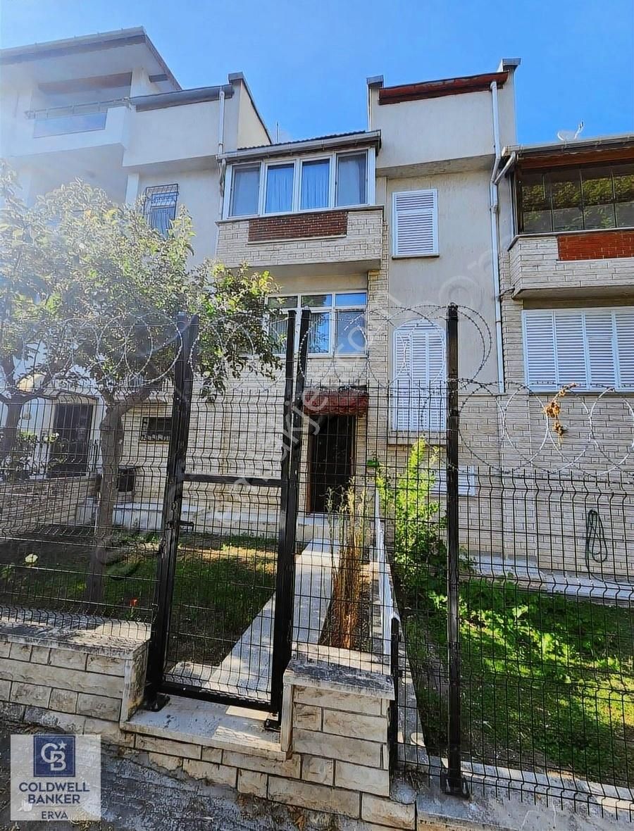 Batıkent Siyasal 2 Sitesinde Ana Caddede 5+1 Satılık Tripleks