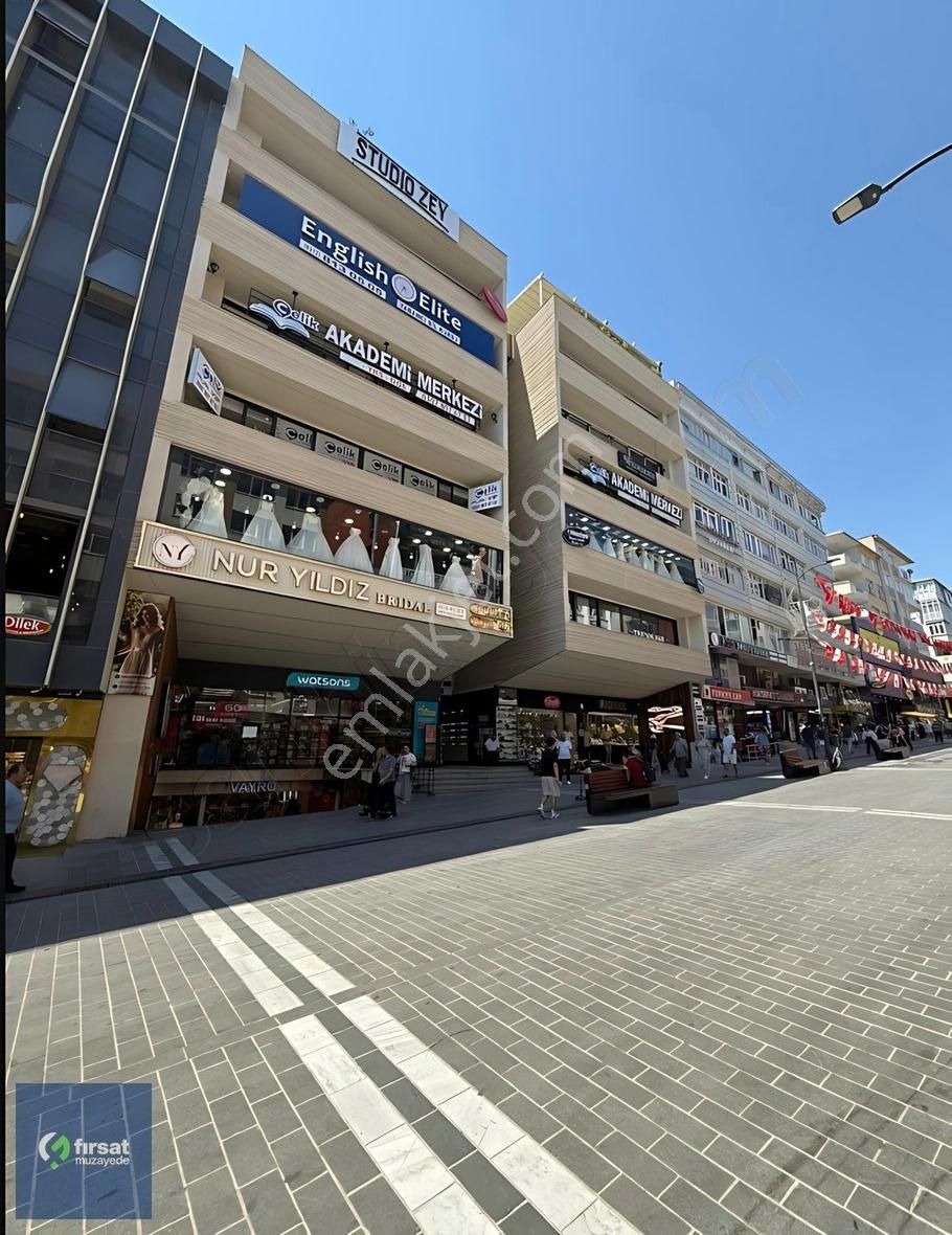 İstanbul Avcılar Merkez Marmara Caddesinde Kiralık 120 M2 Dükkan