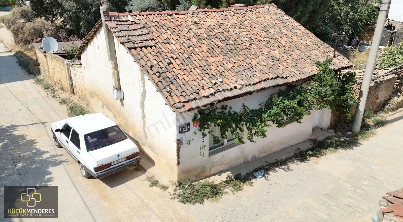 Küçük Menderes'ten Kiraz Yeni Mh. Köşede Satılık Ev