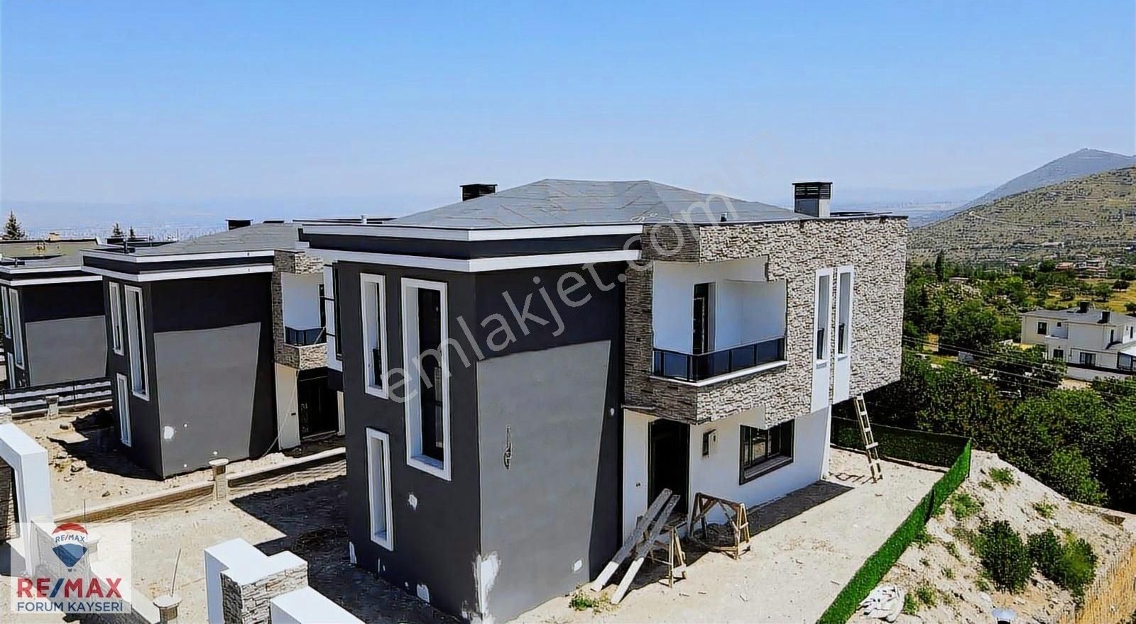 Hisarcık Caddesinde Manzaralı 500 M2 Arsalı 3 Katlı 5+1 Villa