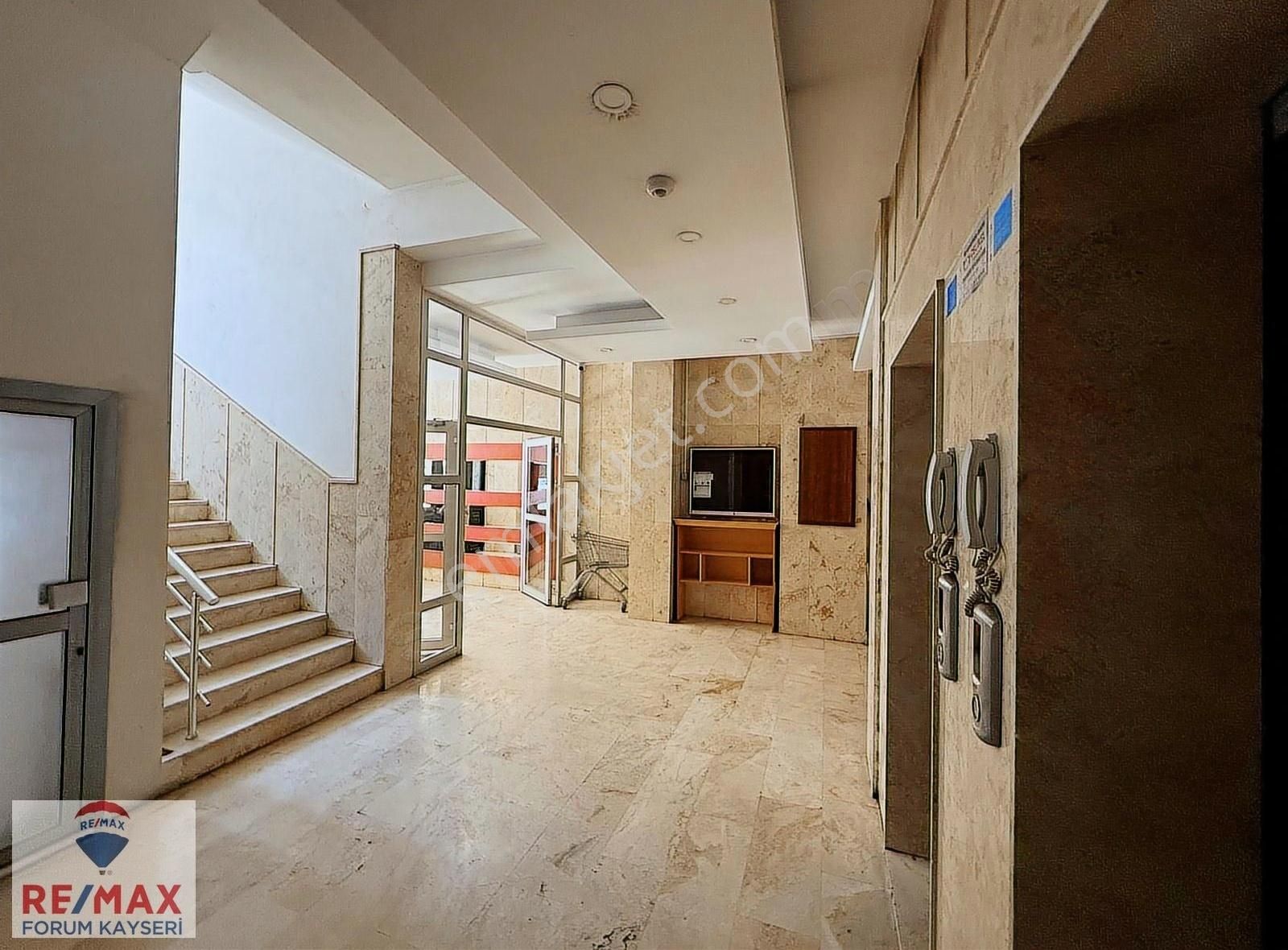 Köşk Sosyete Pazarı Karşısı Kombi Isıtmalı Kiralık 3+1 Daire