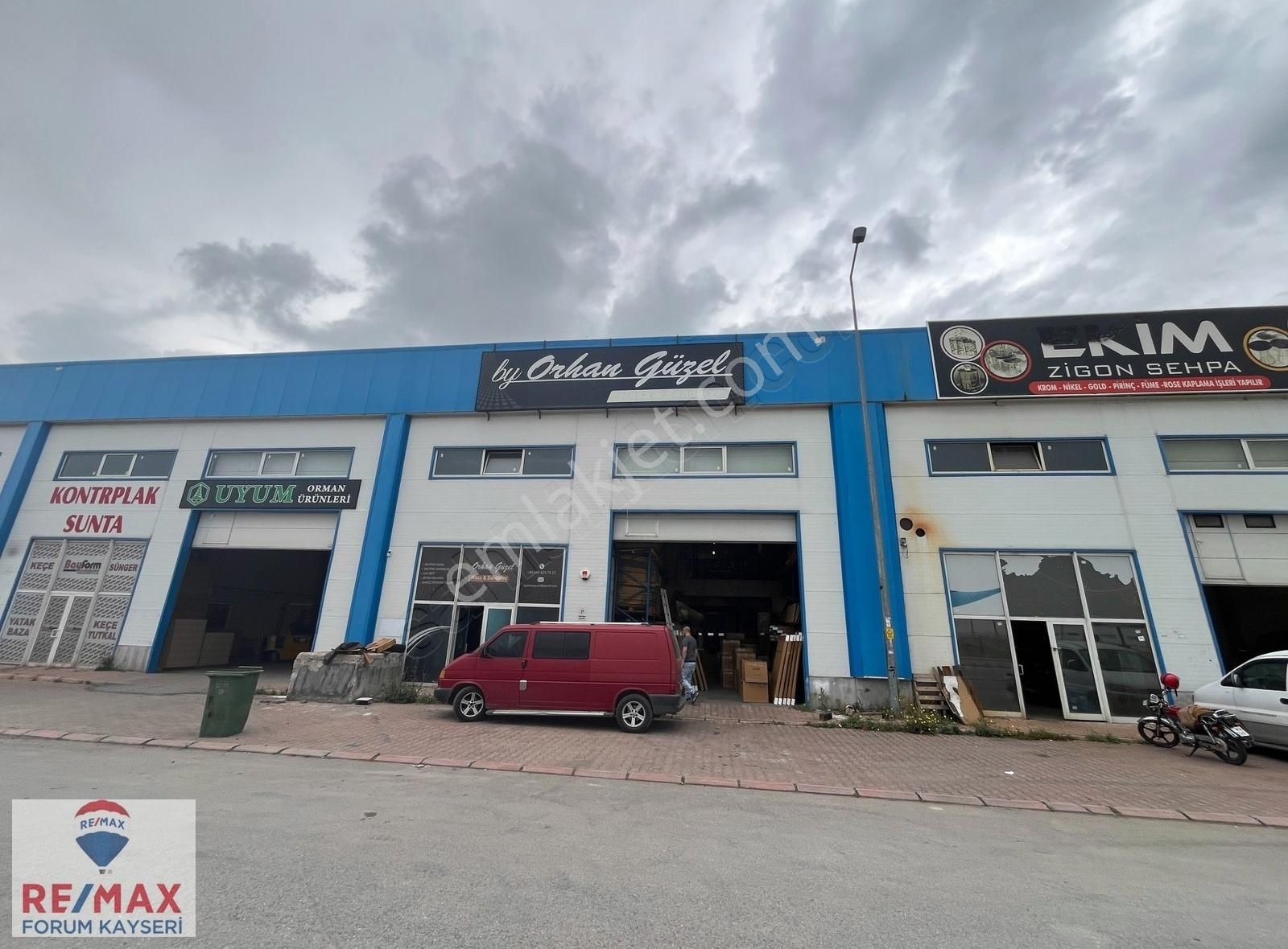 Mobilya Kentte Mavilerde Kiralık İşyeri - İmalathane