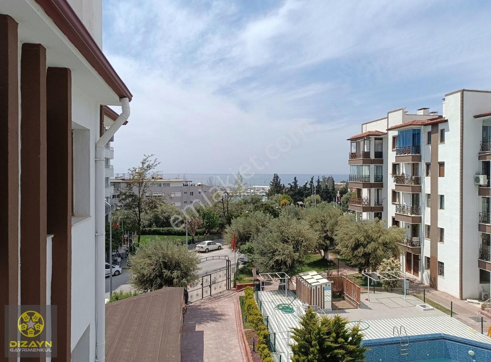 Kuşadası Marina Mevki Havuzlu Sitede Deniz Manzaralı 1+1