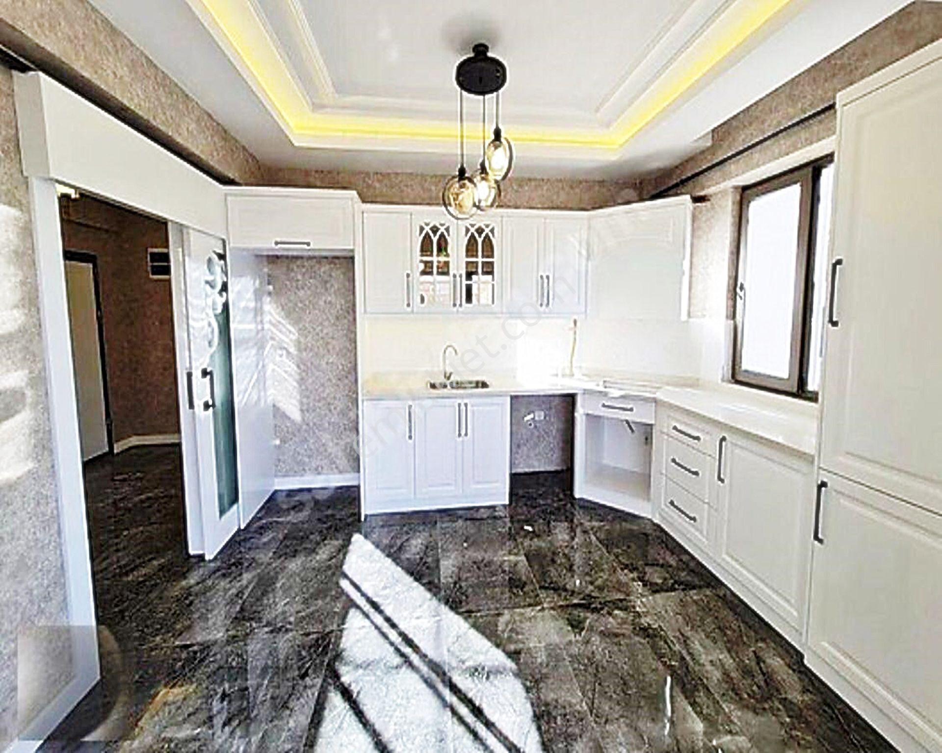 Havuzlu Güvenlikli Site İçinde Metrobüse Yürüme Mesafeli 140 M2 3+1 Acil Satılık Daire