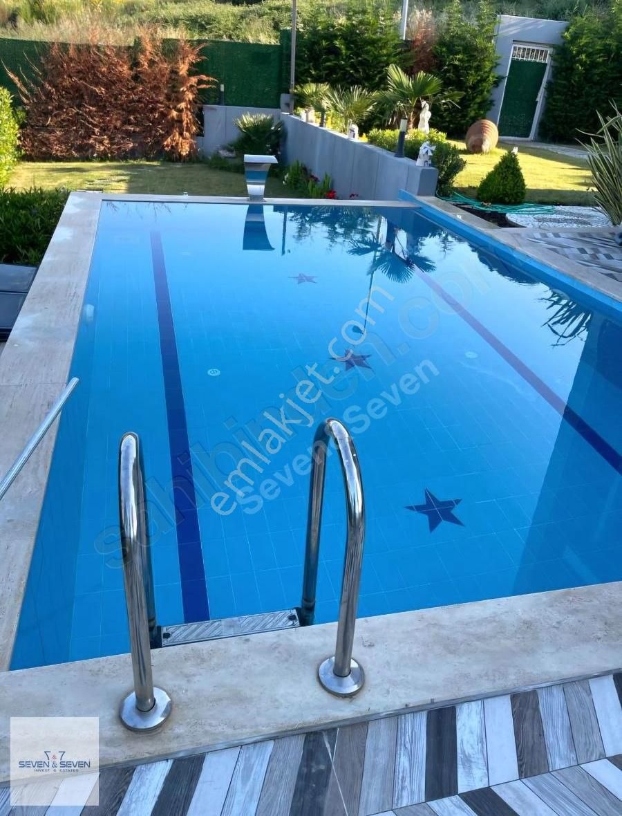 Kuşadası'nda Deniz Manzaralı Özel Havuzlu Kapalı Garajlı Villa