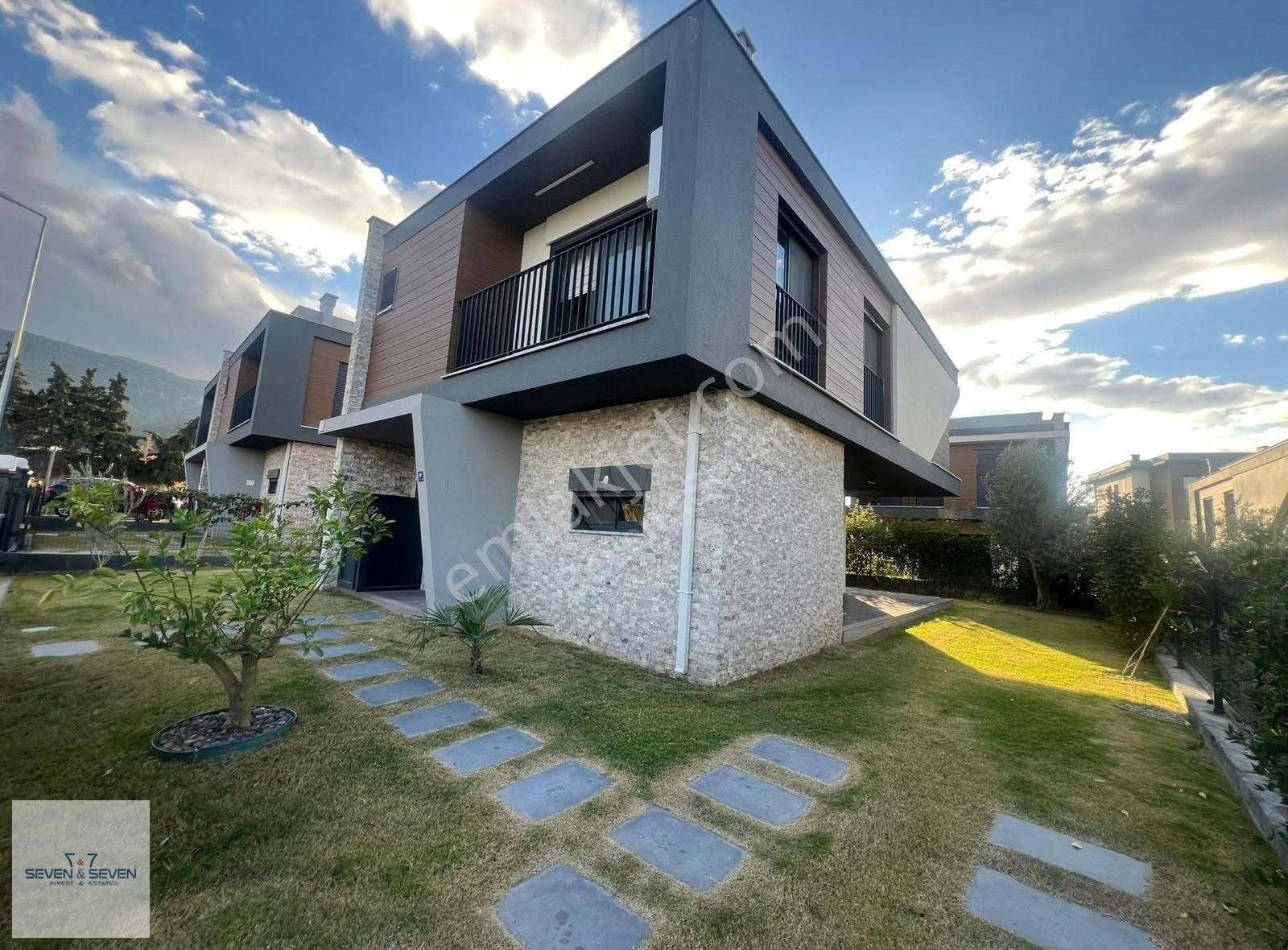 Kuşadası'nda Havuzlu Site İçerisinde Tek Müstakil 3+1 Villa