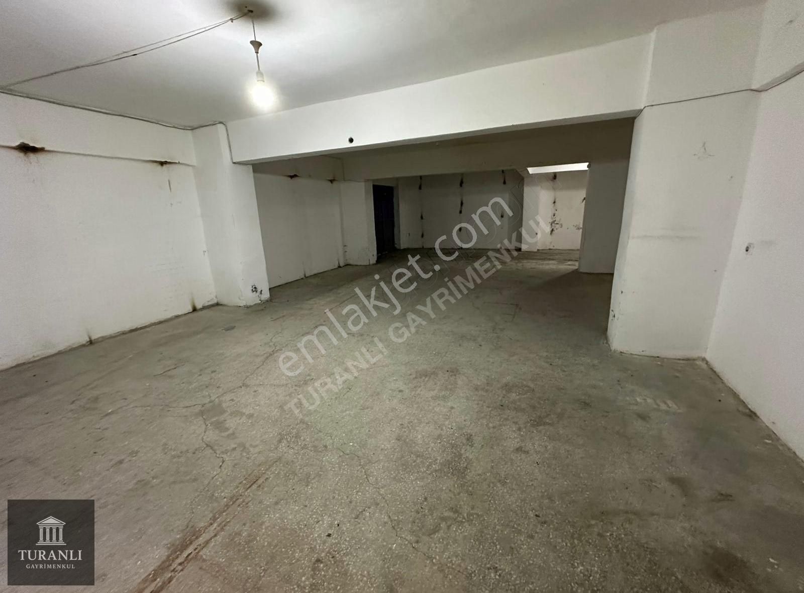 Turanlı'dan Tevfikbey'de Otoparklı Önü Açık 200 M² Ofisli Depo