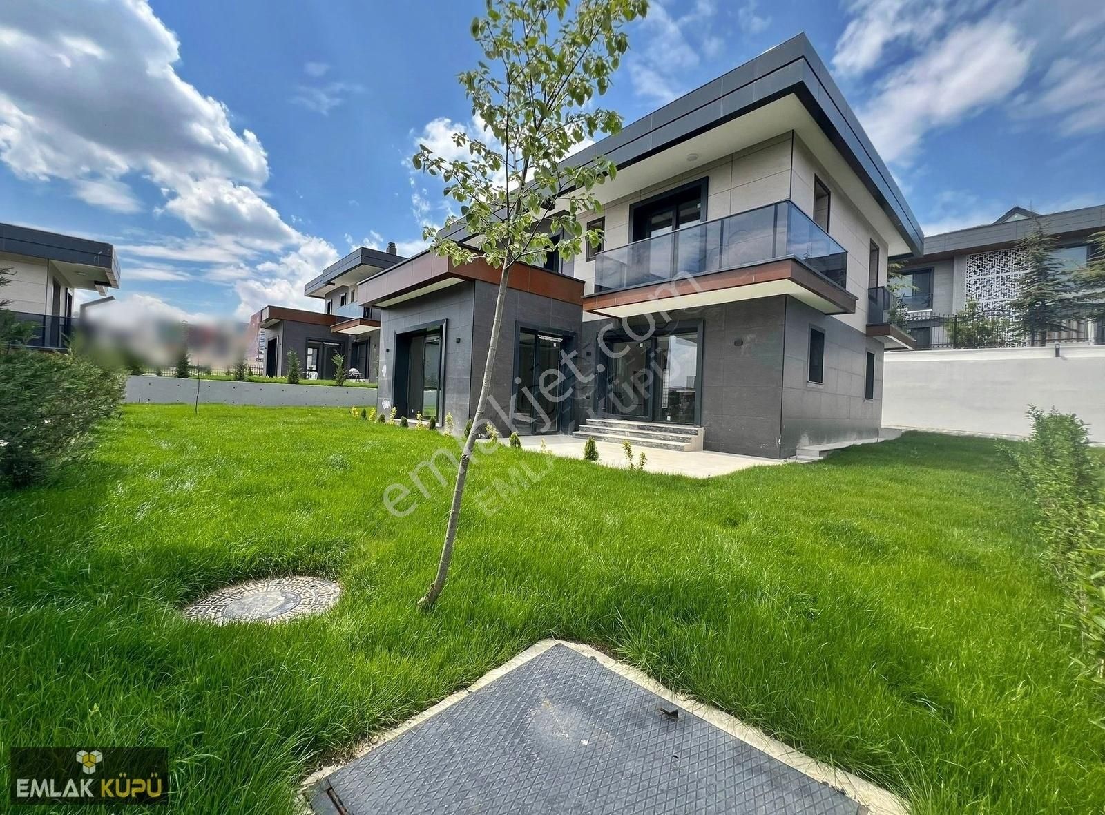 Bağlıca Da Cadde Üstü Merkezi Konumda 4+1 Satılık Villa