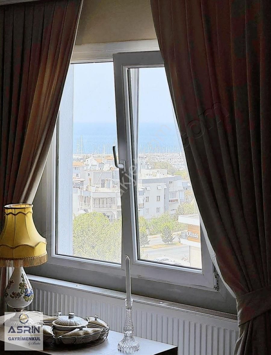 Kuşadasında Panoramik Deniz Manzaralı Ara Kat 3+1 Geniş Daire