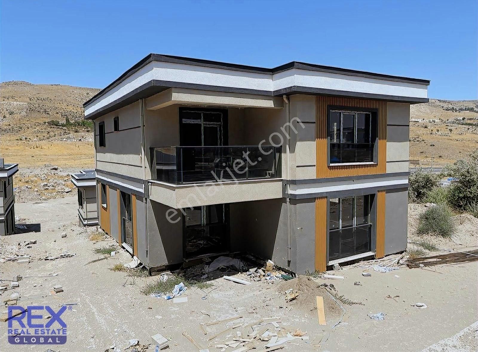 Erkilet'te Odtü Koleji Karşısında 5+1 Satılık Villa