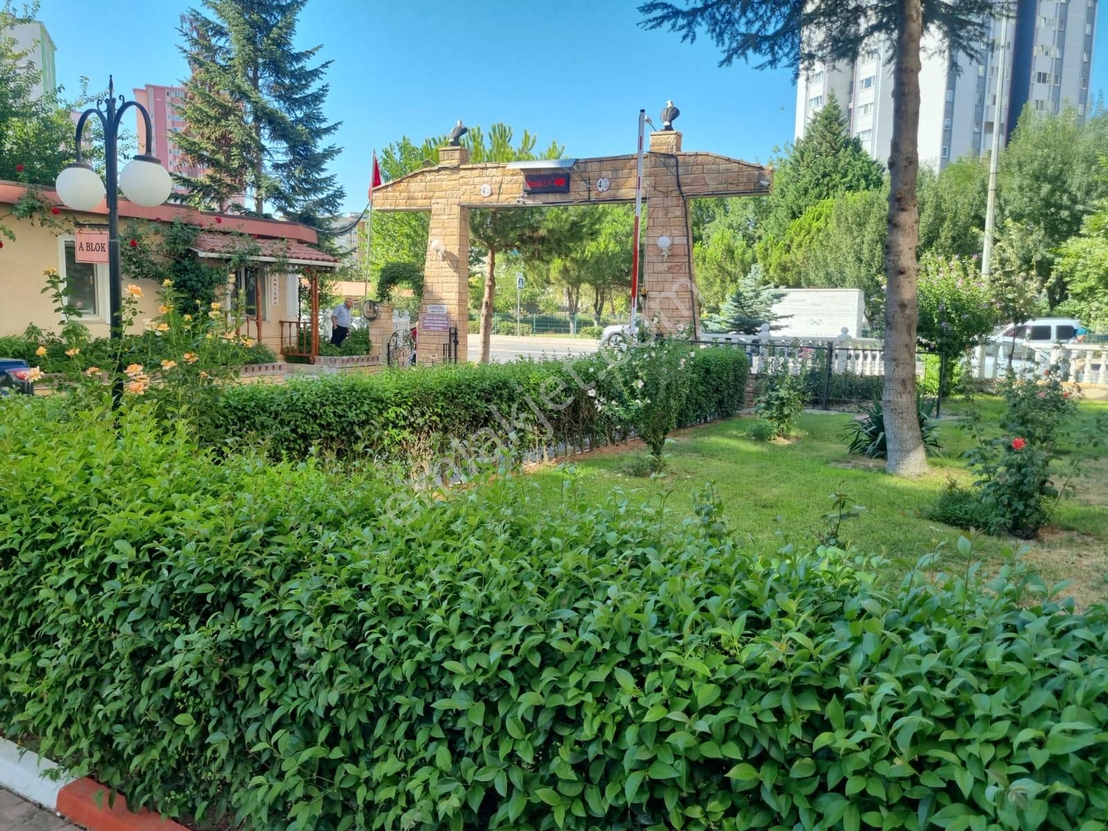 Esentepe Mahallesinde Çağdaşkent Sitesinde Kiralık 3+1 Daire.