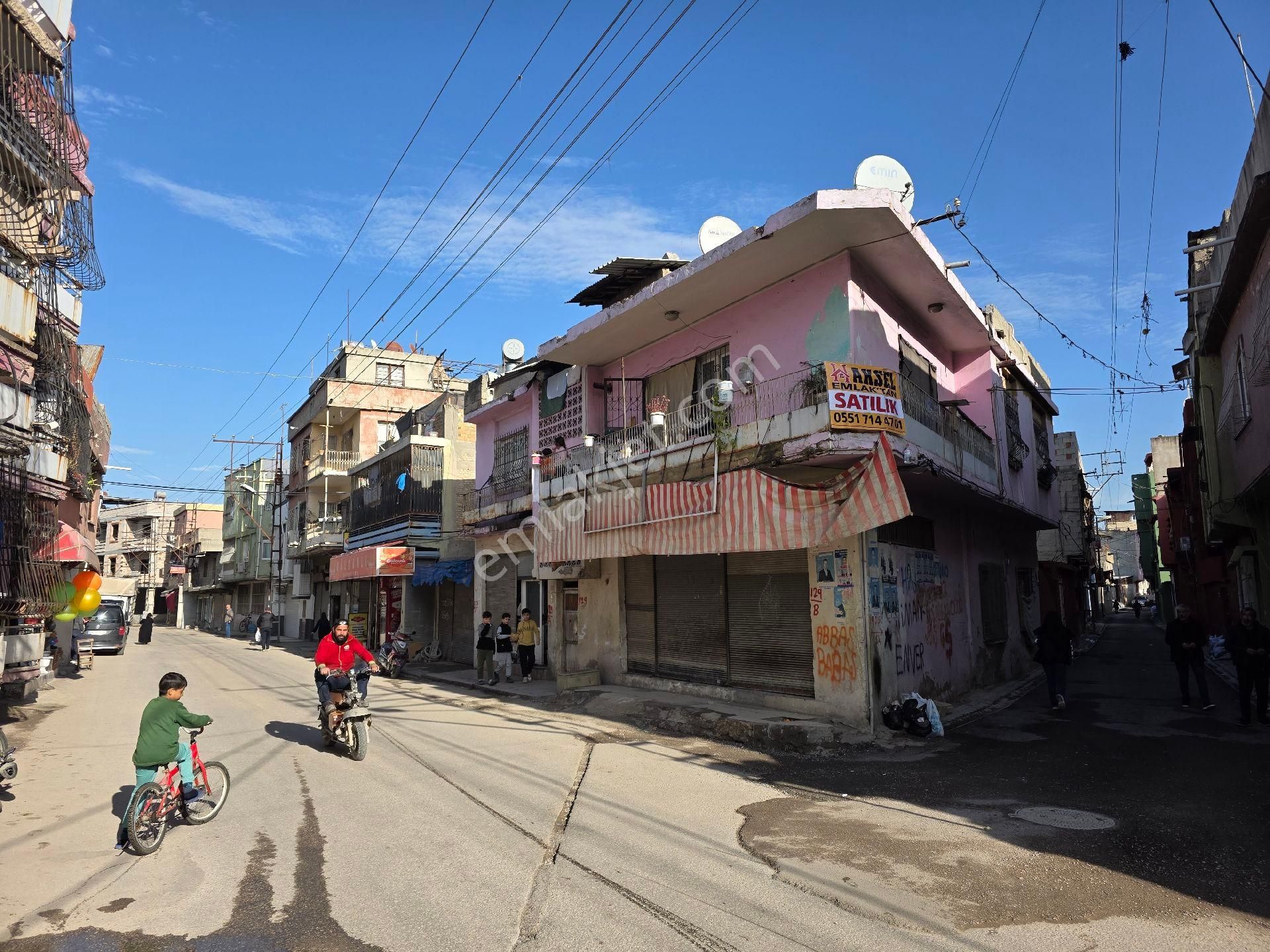 Yenibey Mahallesi – Emin Ağa Caddesi Üzerinde Köşebaşı Satılık 2 Katlı Bina 3 Adet Dükkan1 Daire