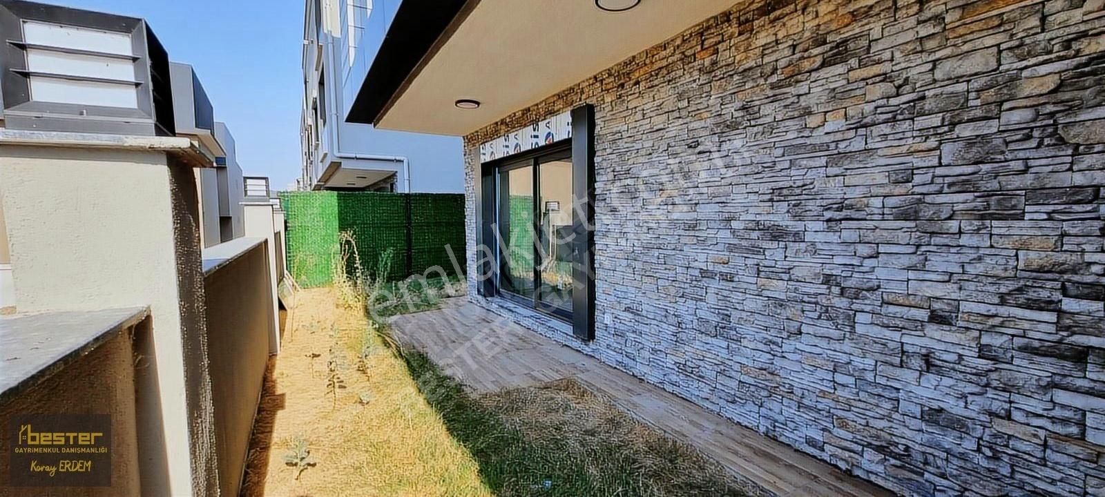Emiralem'de Lüks Site İçerisinde 3+1 Kiralık Villa