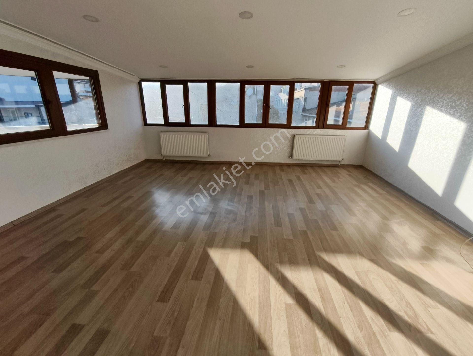 Balcıoğlundan Satılık Krediye Uygun 18 Yıllık 130 M2 Çatı Katı Daire