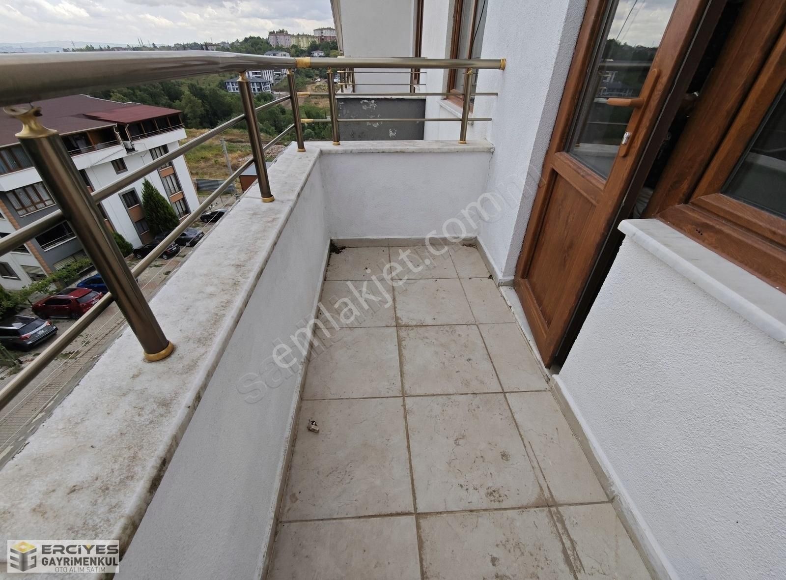 Başiskele Döngel'de 3+1 Eğimsiz Çatı Dubleks Kiralık Daire