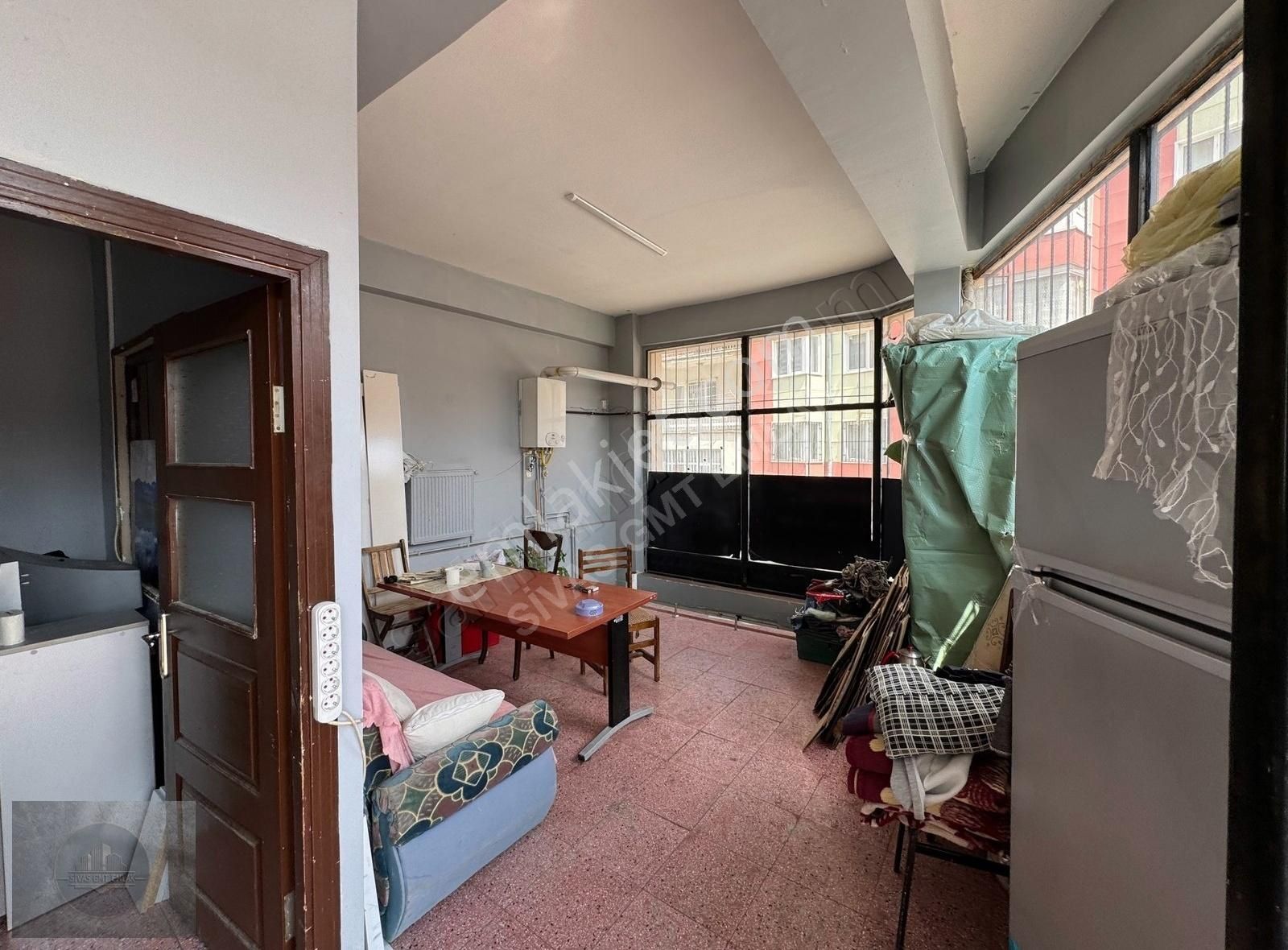 Sivas Gmt Emlak'tan Yeni'mah Cadde Köşebaşı 100m2 Satılık Dükkan