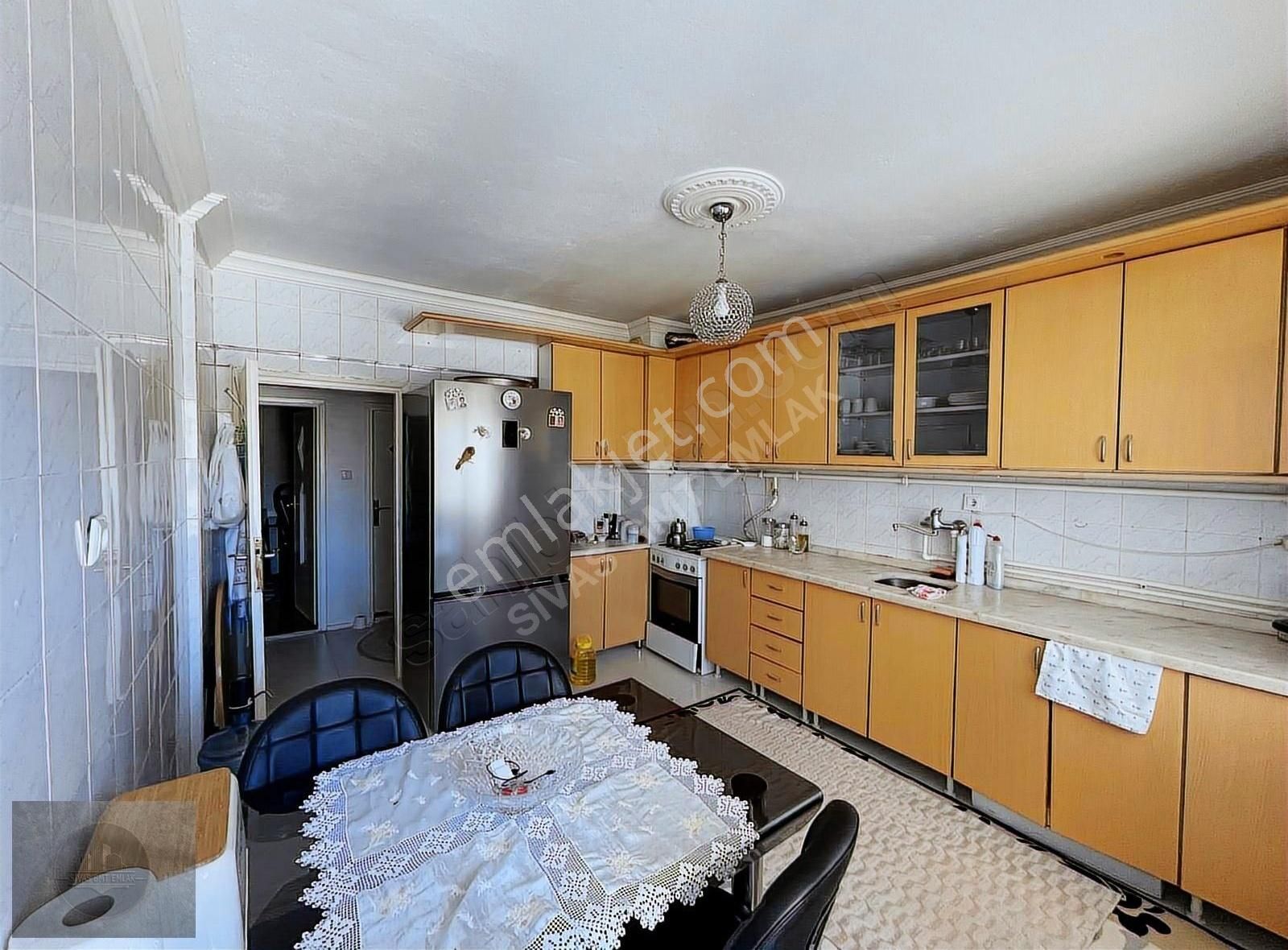 Sivas Gmt Emlak'tan Akademi Kent Sitesi Satılık Arakat 3+1 Daire