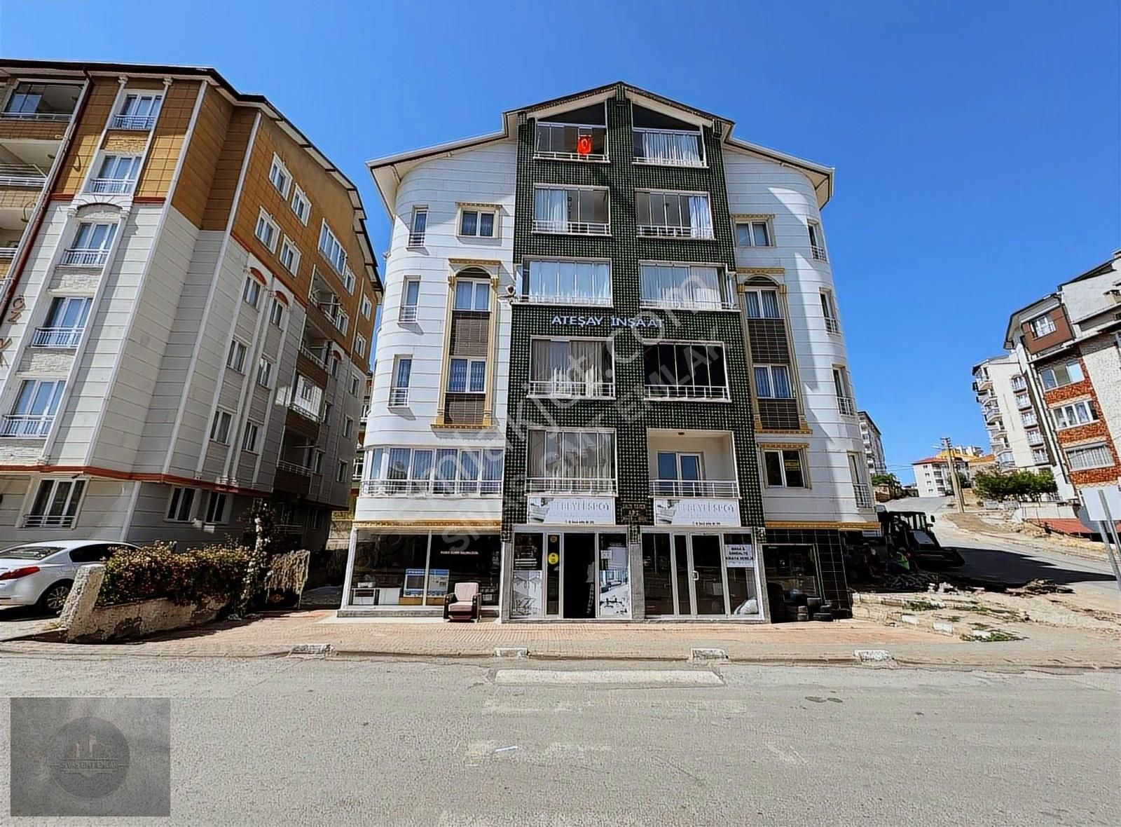 Sivas Gmt Emlak'tan Yeninumuneciv Kiralık Arakat 3+1 Uygun Daire