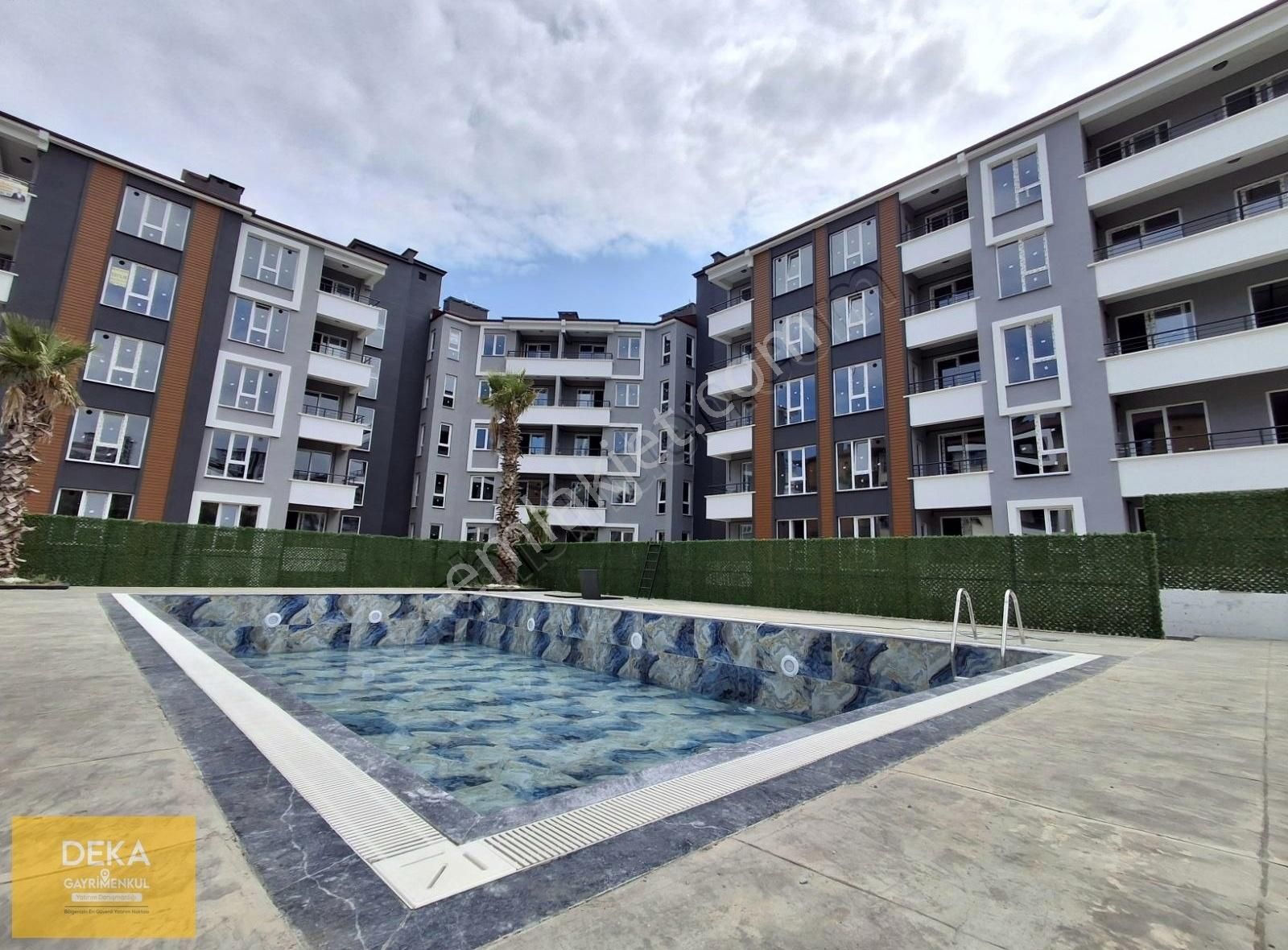 Deka Gayrimenkul'den Körfez'de Havuzlu Sitede Satılık 2+1 Daire