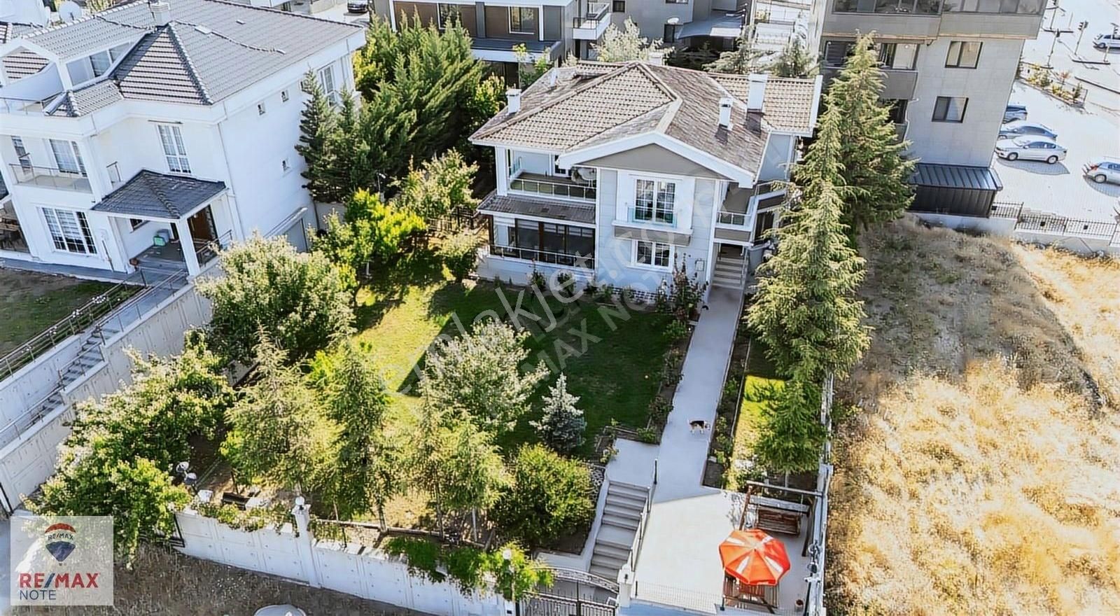 Bağlıca'da Tam Müstakil Kapalı Otoparklı Lüx Villa