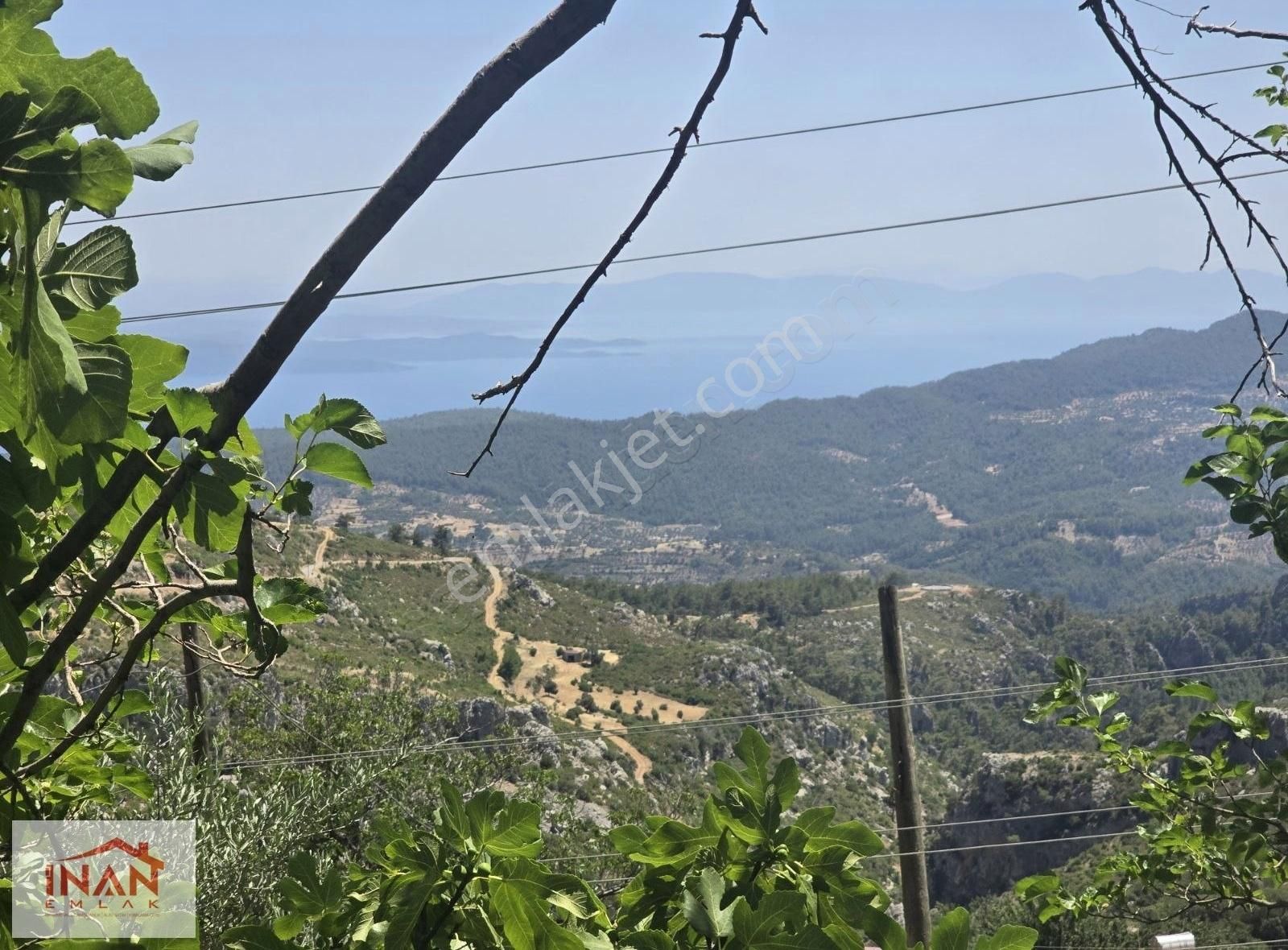 Zeytinköy'de 2.064 M² Deniz Manzaralı İmarlı Arsa İçinde 2 Ev