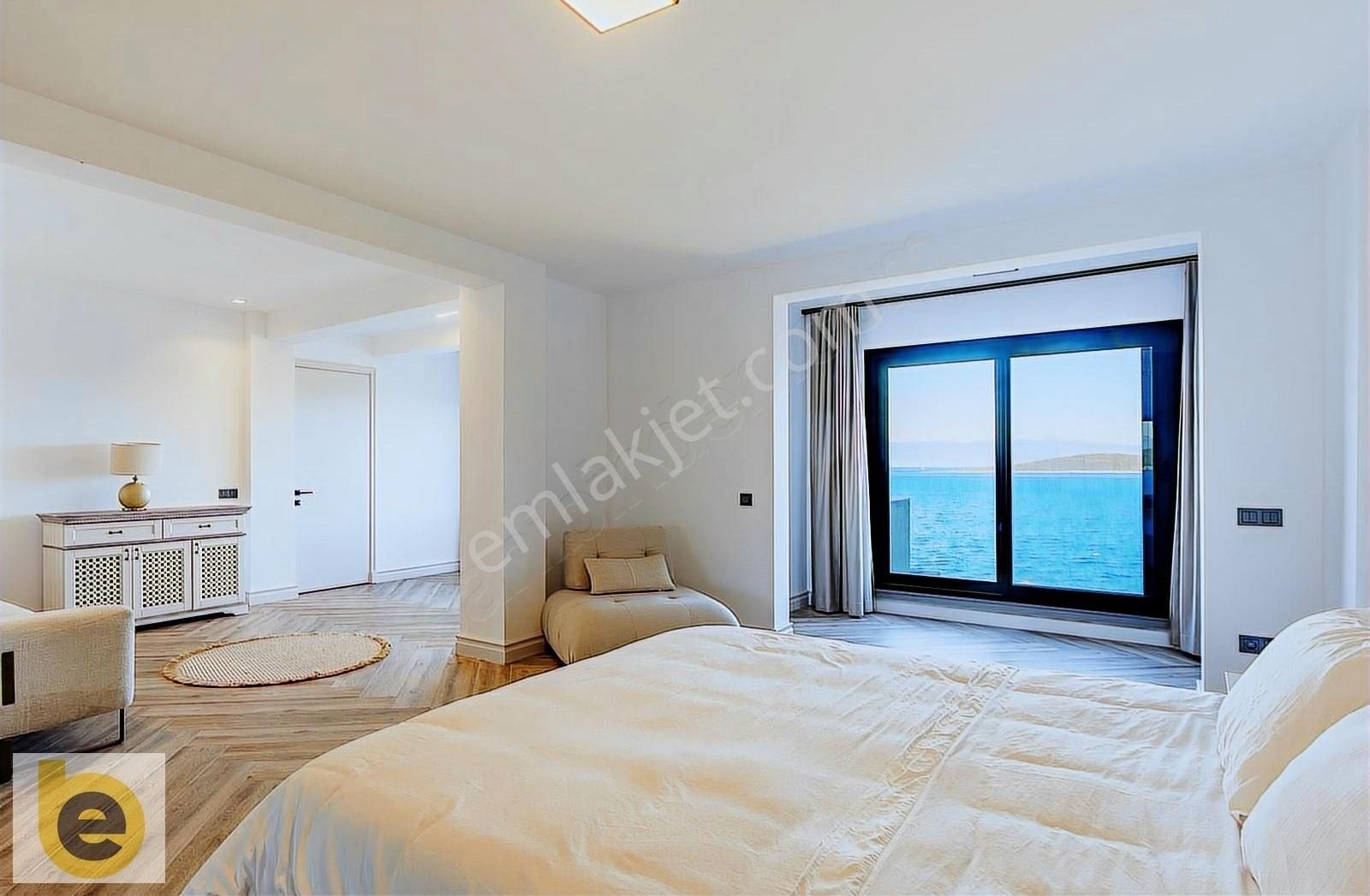 Gündoğan'da Denize Sıfır Özel İskeleli 5+1 Havuzlu Satılık Villa