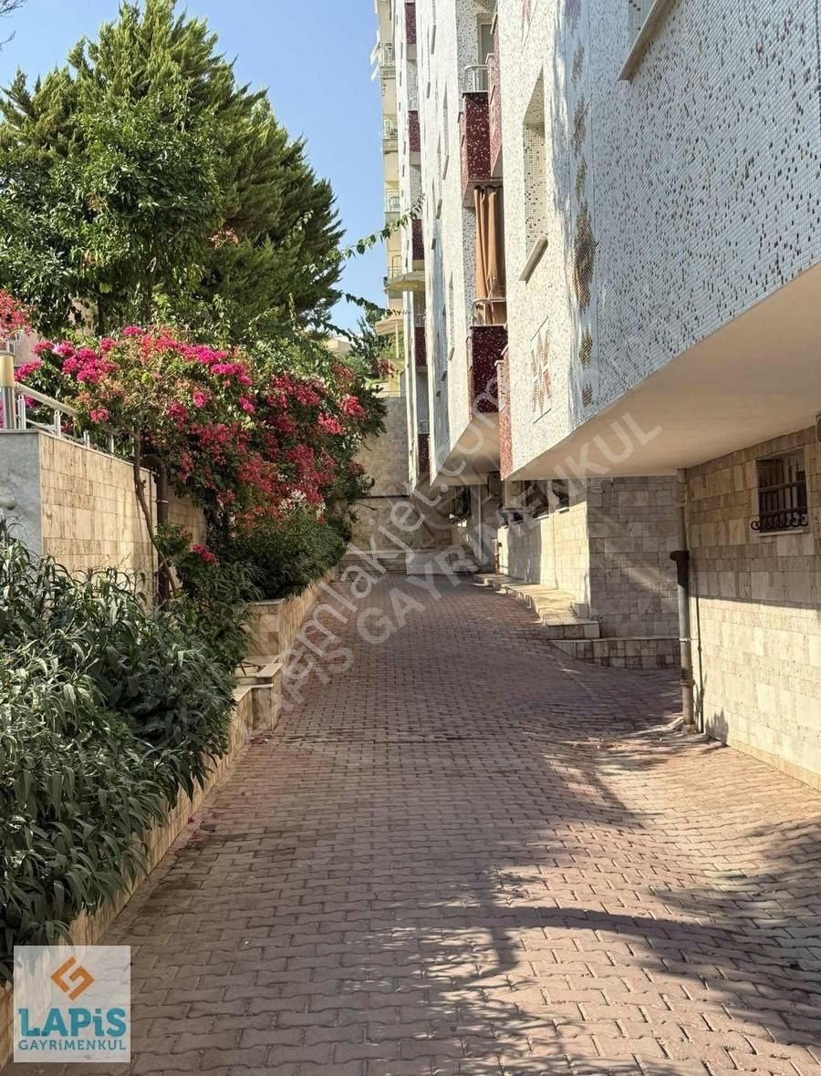 Kuşadası Merkezde 1+1 Havuzlu Site İçi Satılık Giriş Kat Daire