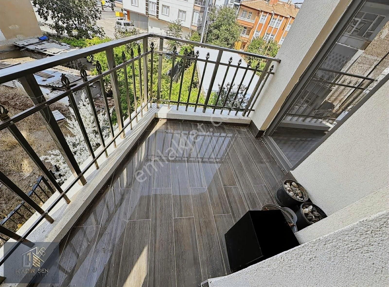 Kadir Şen Gayrimenkul'den Şehitlik Karşısı Kiralık 2+1 Daire