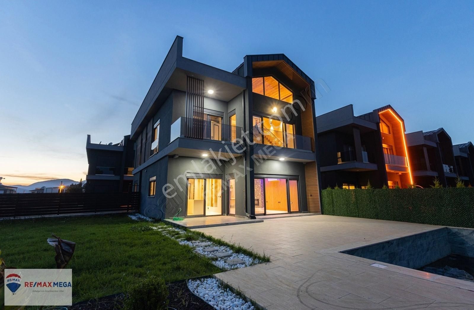 Döşemealtı Sky Garden Sitesi'nde 5+1 Özel Havuzlu Villa