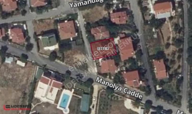 Silivri'de Denize 150 M. 300 M² Villa İmarlı Arsa