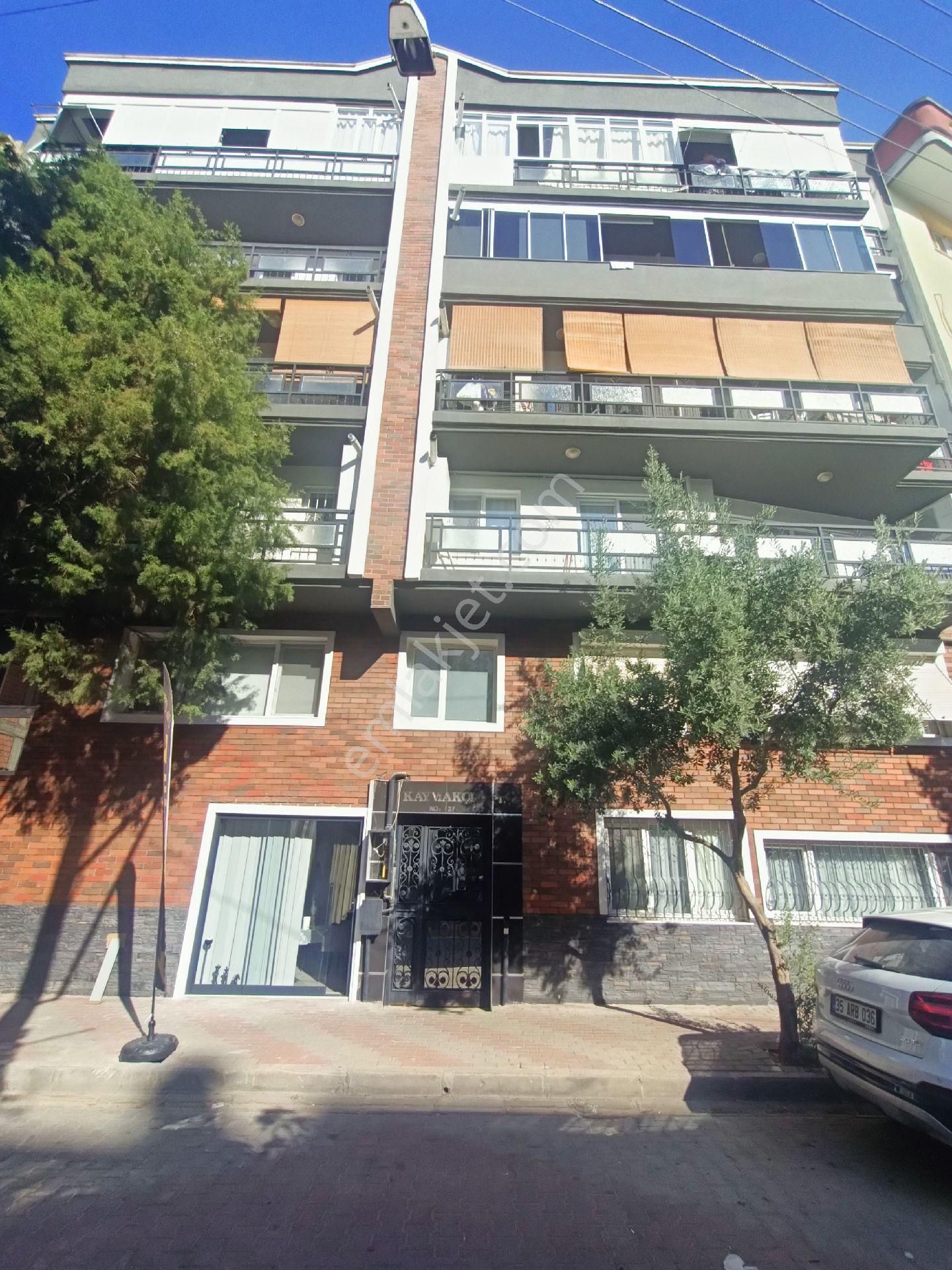 İzmir Bostanlı Şemikler Yalı Mahallesi 3+1den2+1re Çevrlen Büyük 2+1ayrı Mutfak Daire Satılık