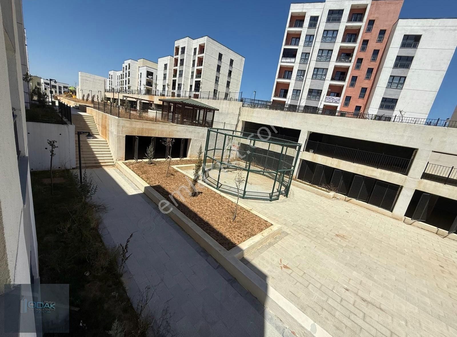 Kayaşehir 26.bölgede Çınar Sitesinde Satılık 3+1 Daire
