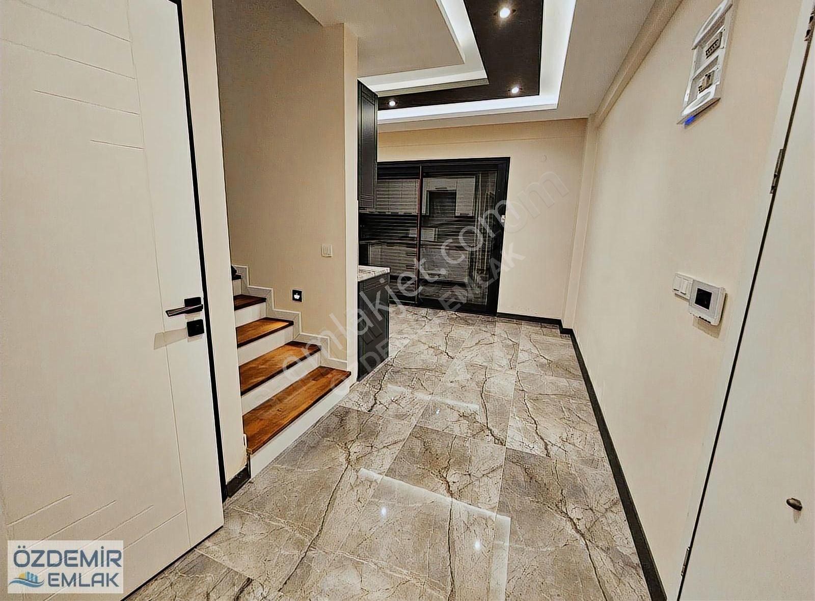 Özdemir Emlaktan Merkezde Satılık Geniş Ferah 4+1 Villalar - Görsel 1