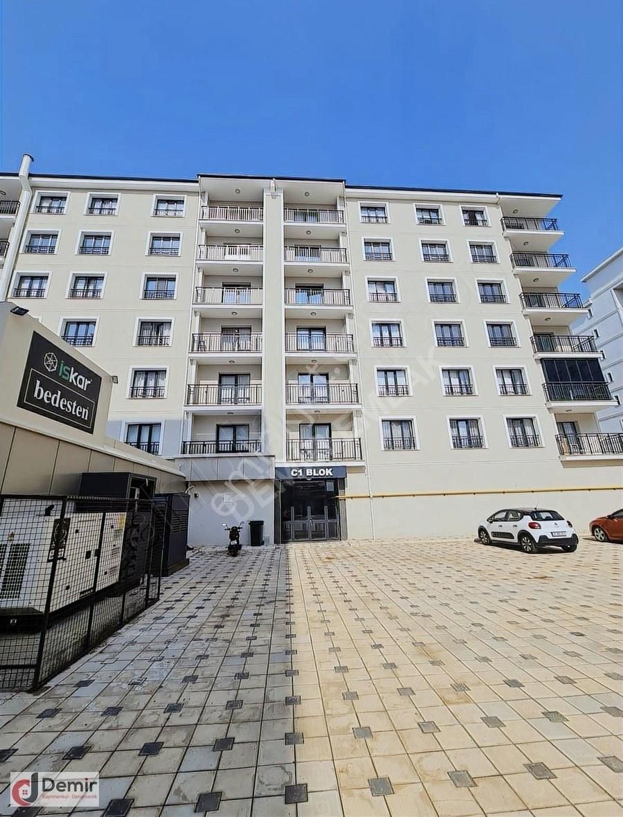 Demir Emlak Tan Üni. İçi Kiralık Eşyalı 1+1 Daire