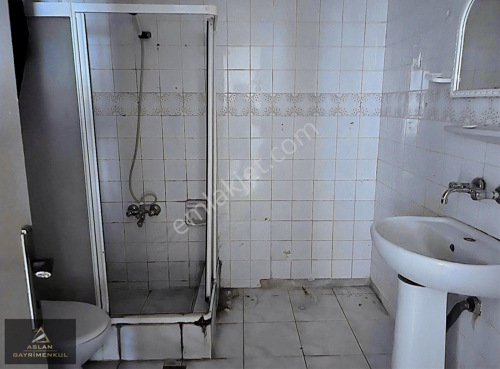 Aslan Gayrimenkulden Girne Cad.yakını Bahçe Katı 3+1