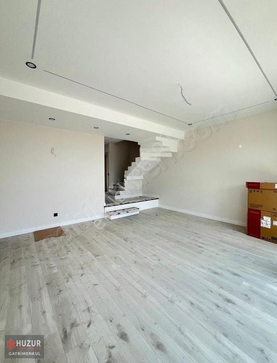 Huzur'dan 3+1 136m2 Havuzlu Satılık Villa