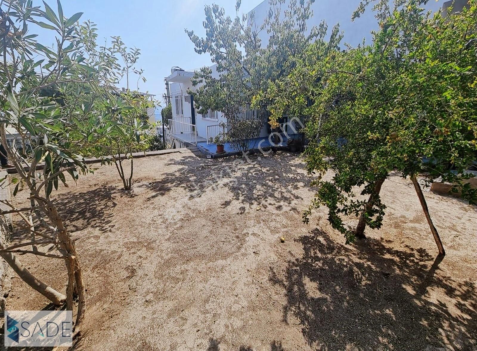 Sade Den Bornova Kızılay Mahallesin De Satılık 399 M2 Arsa