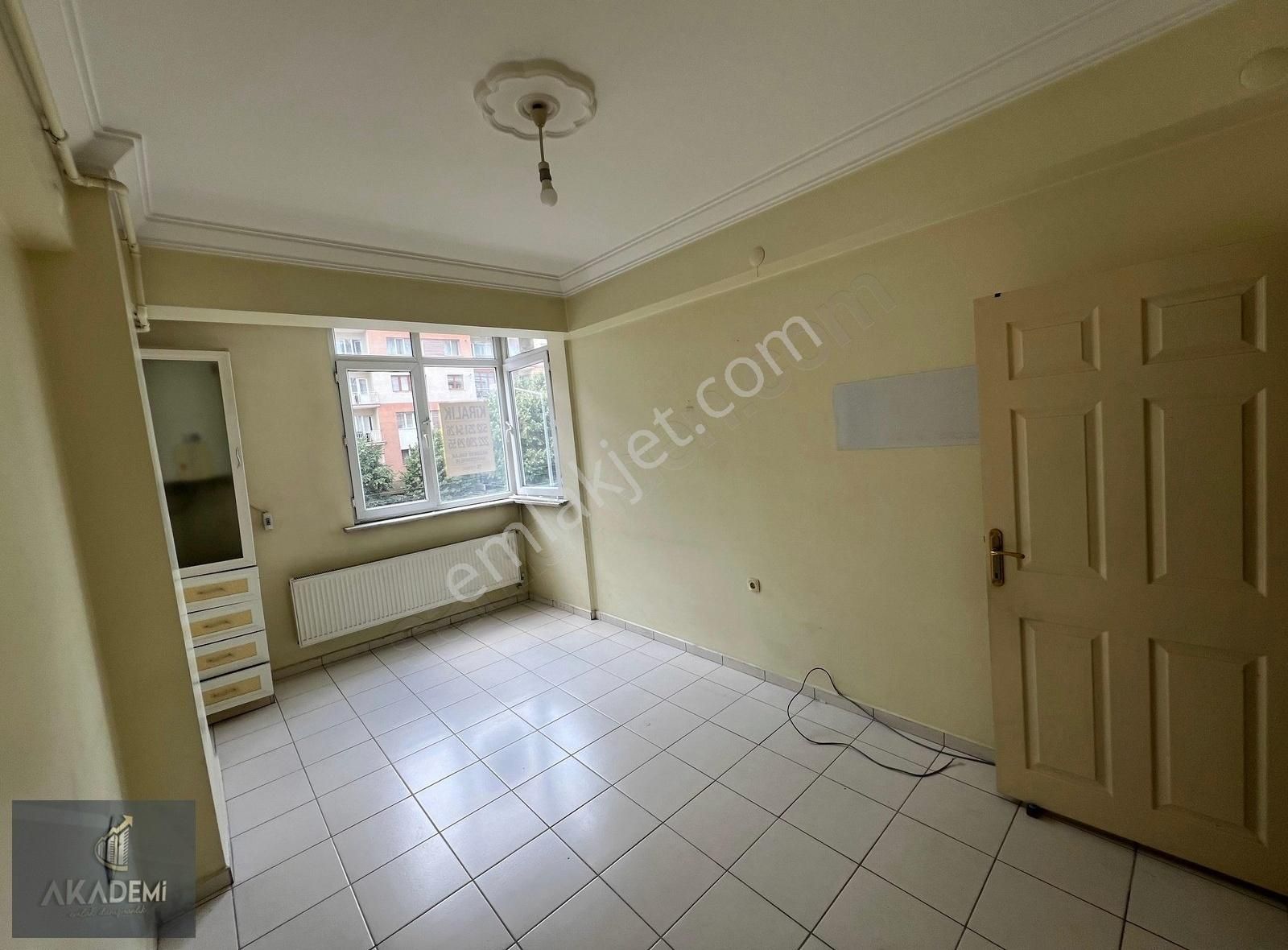 Akademi'den Cadde Üzeri Asansörlü Ön Cephe Kiralık 1+1