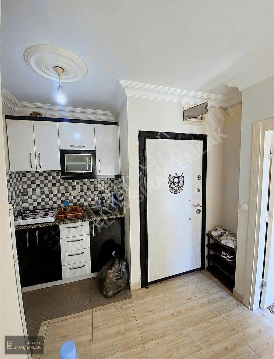 Kafeler Cad. 200m 2+0 Eşyalı Asansörlü Arakat