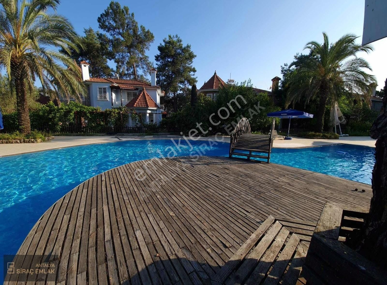 Antalya Döşemealtında Havuzlu Site İçinde Satılık Villa