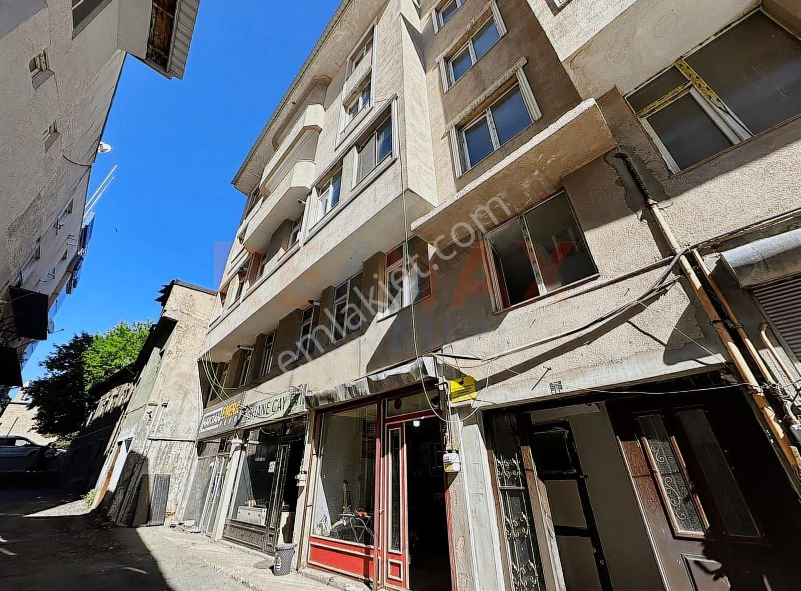 Re/max Kırmızı'dan Erzurum Şehir Merkezinde Satılık 4+1 Daire