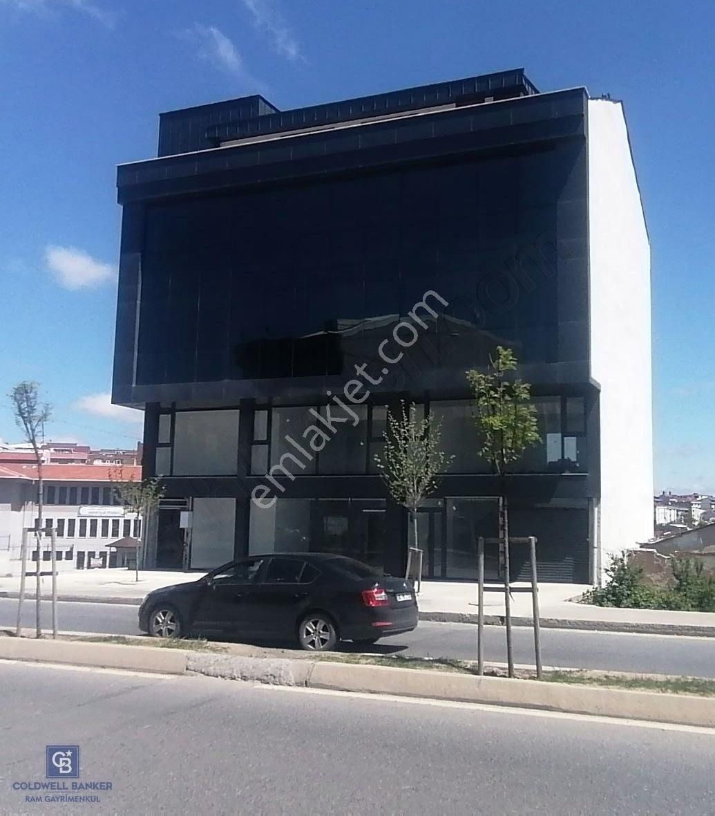 Arnavutköy'de Cadde Cephe Kiralık Ofis Bölümleri