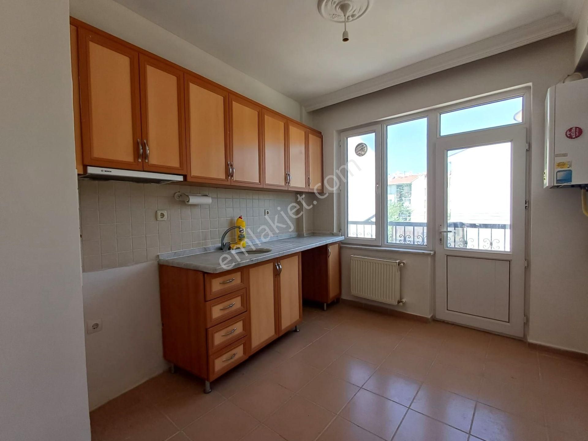 Recep Ümit Emlak'tan Ömerağa'da Gazi Yakup Satar Caddesi Yanında Kiralık 2+1 Ferah Daire