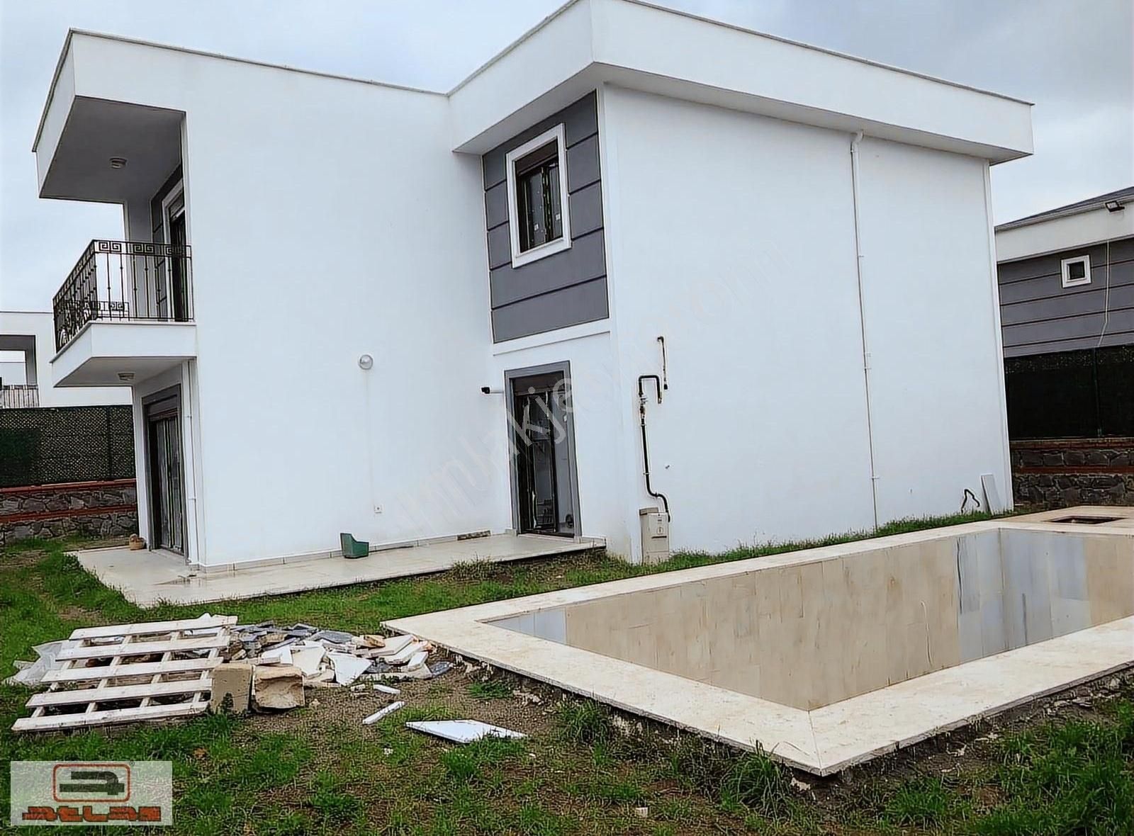 Atlas Emlak Kartepe Satılık Fırsat Özel Bahçeli Havuzlu Villa