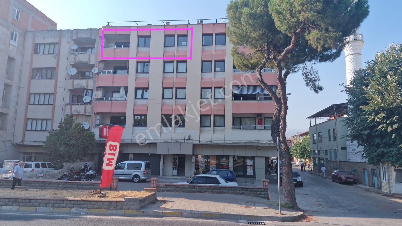 Nazilli Cumhuriyet Mah,3+1,geniş,asansör,doğalgaz,iki Balkon,iki Wc