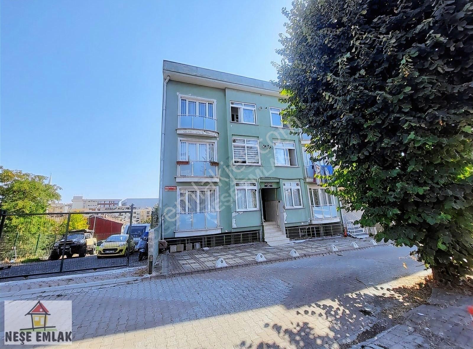 Neşe Emlak''tan..fıstıkağacında Caddeye Ve Metroya Çok Yakın