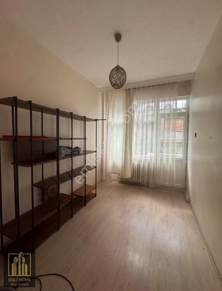 Şişli Merkez'de Yüksek Giriş 2+1 Eşyalı Kiralık Daire